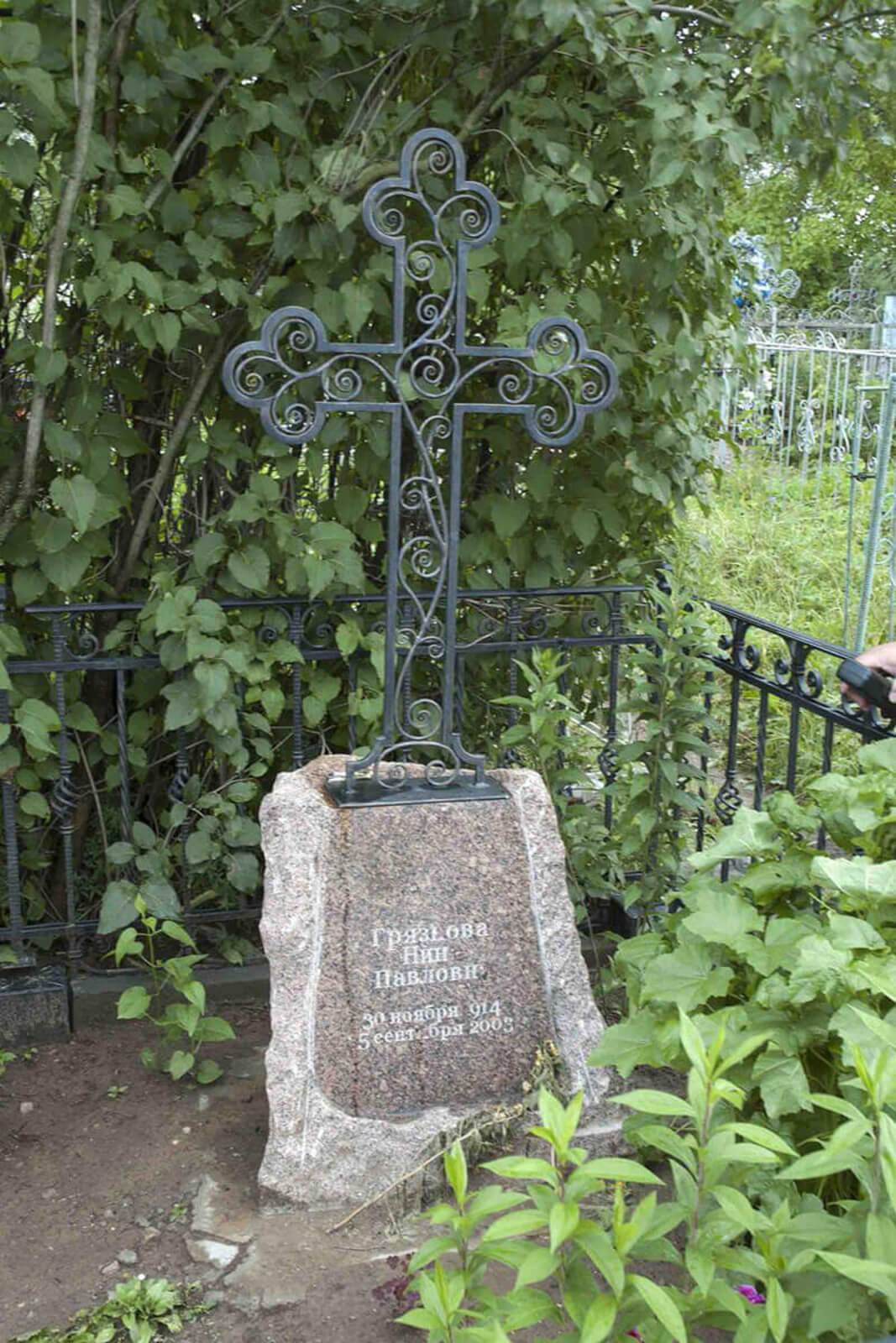 malen-kij-kovanyj-krest-na-derevenskom-kladbiwe-4