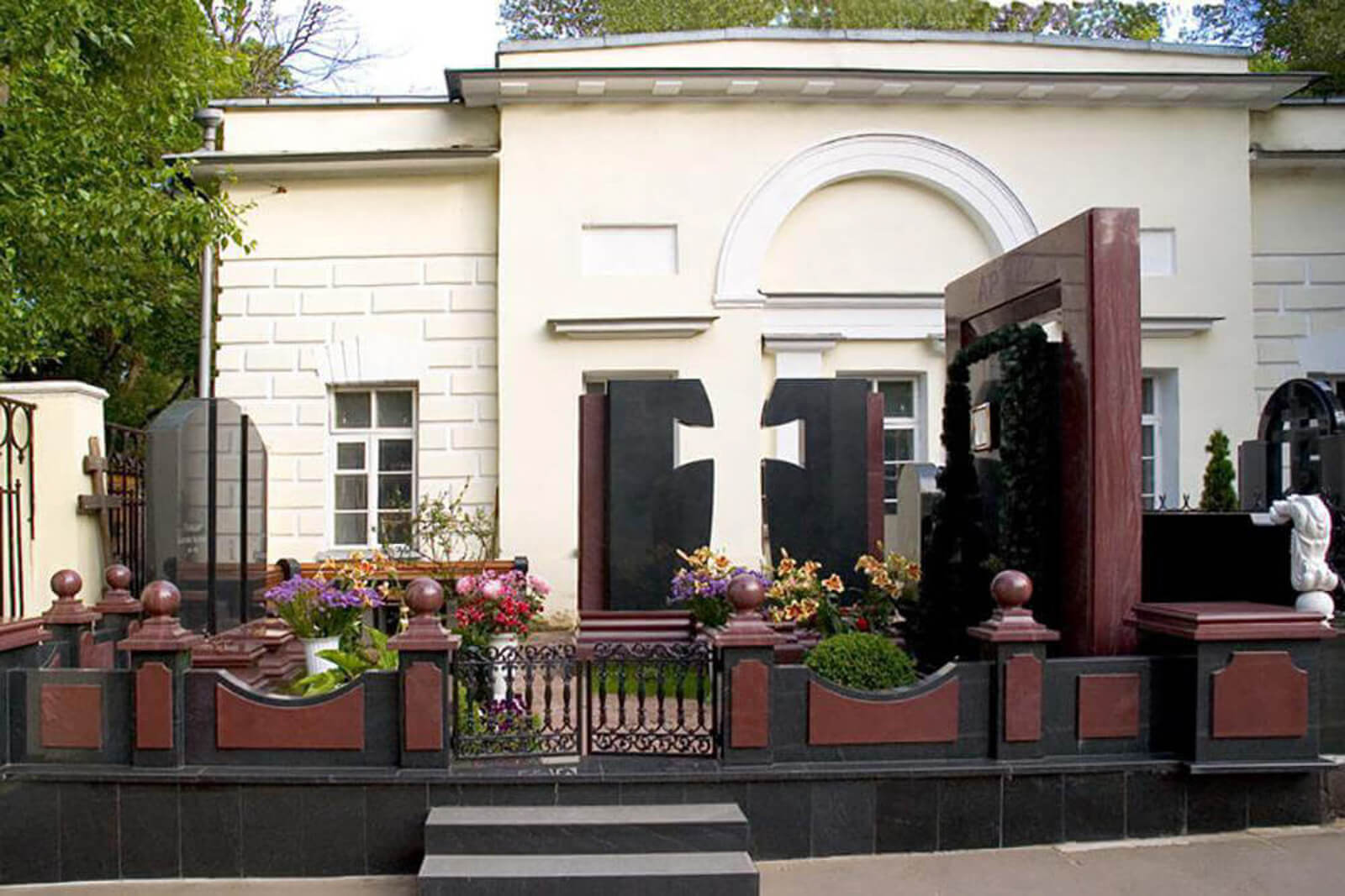 memorial-nyj-semejnyj-kompleks-iz-shokshy-2