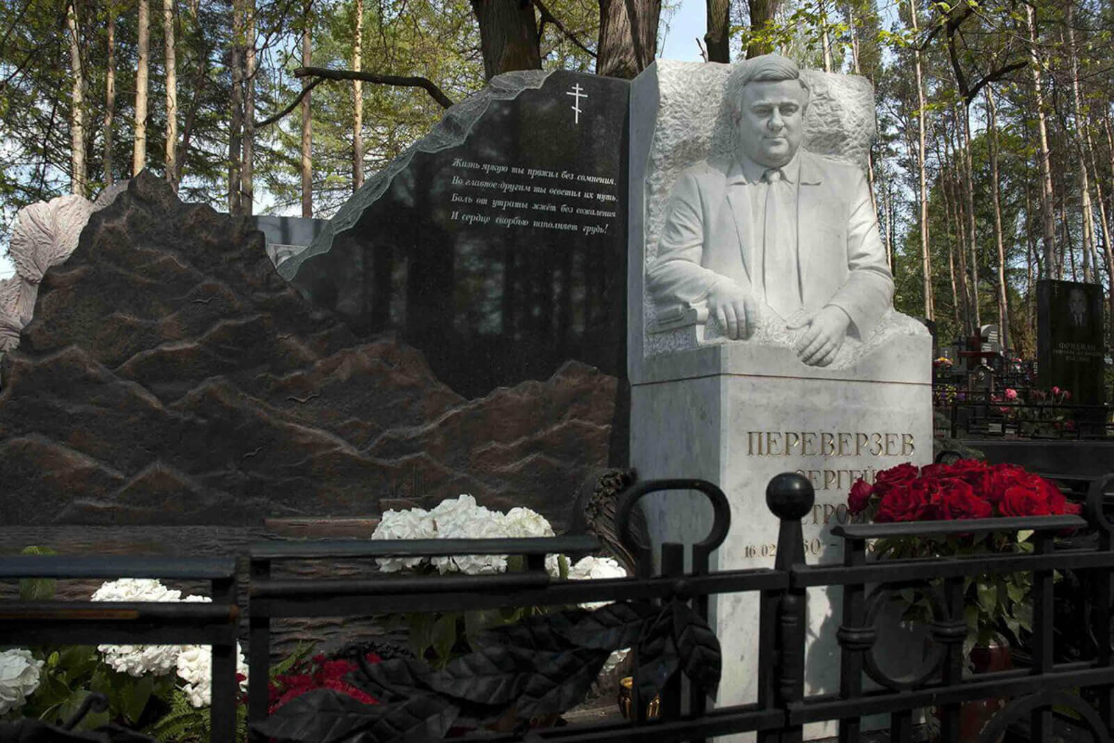 mramornyj-monument-na-troekurovskom-kladbiwe-2