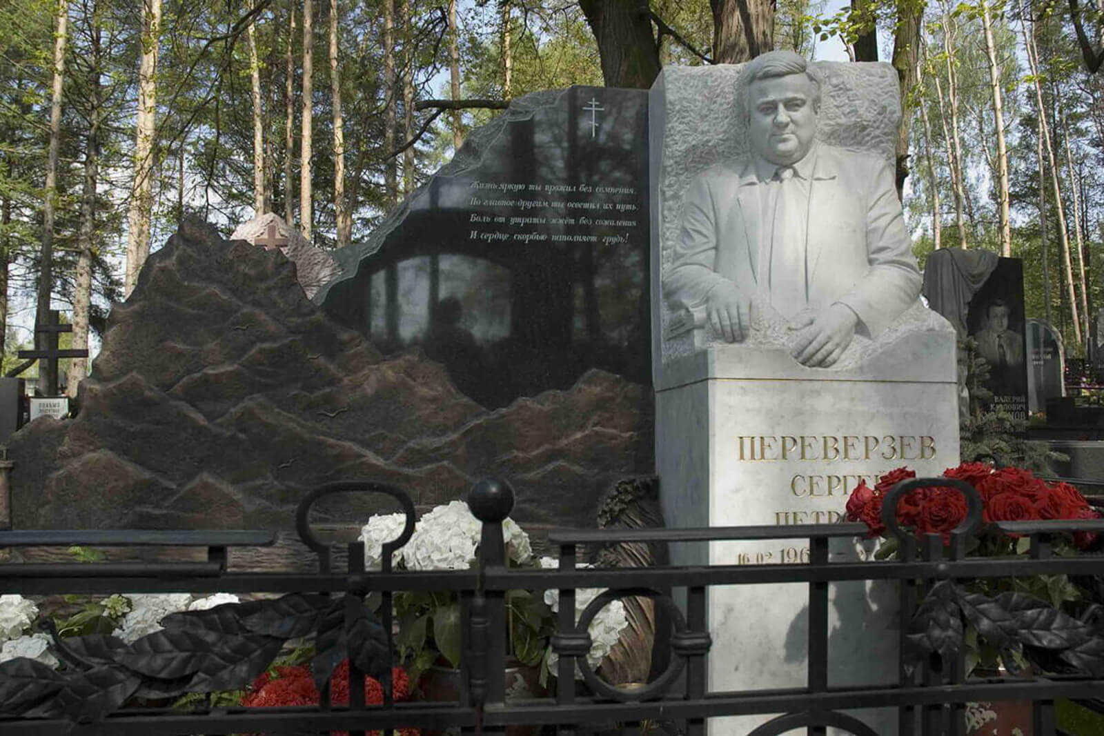 mramornyj-monument-na-troekurovskom-kladbiwe-4