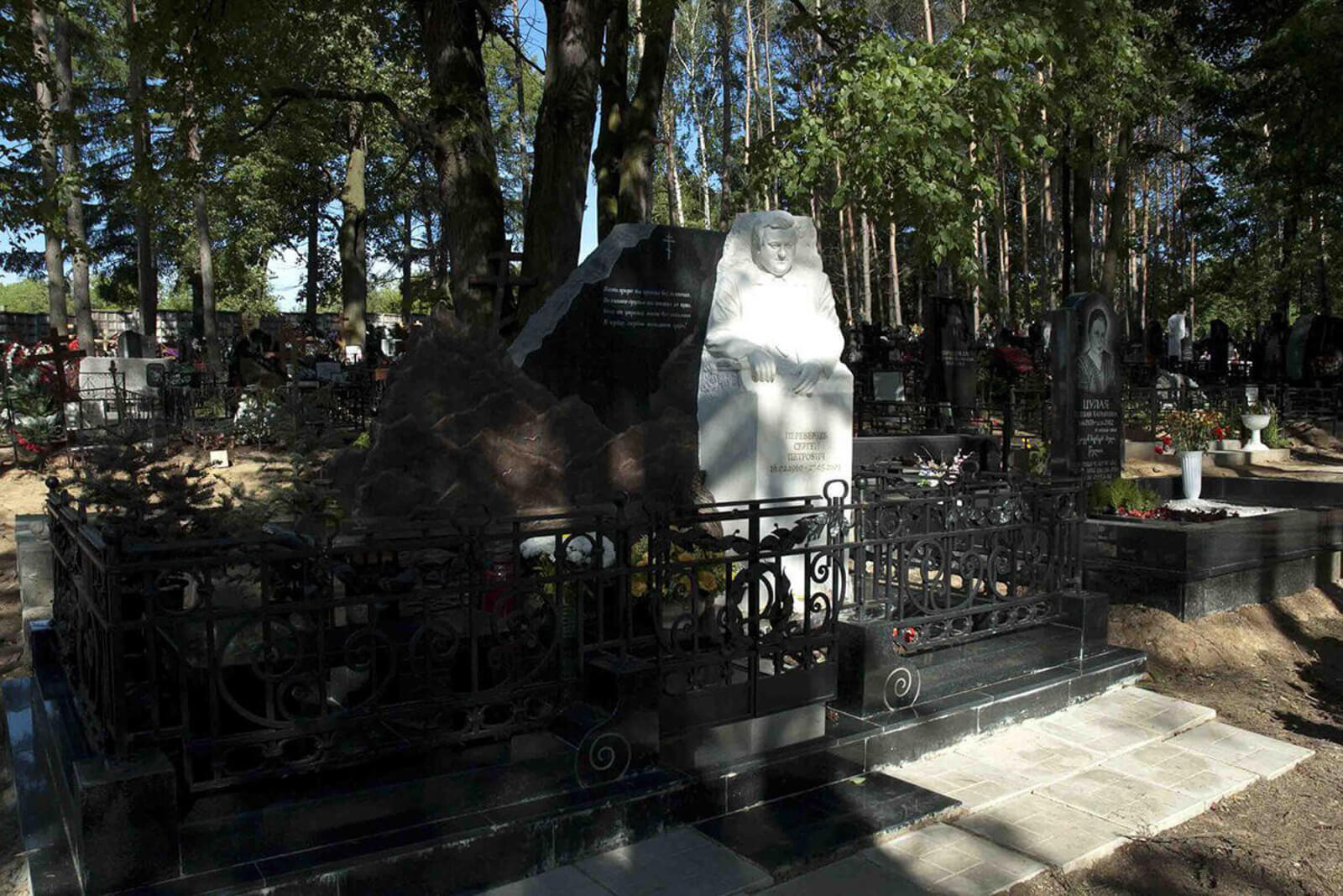 mramornyj-monument-na-troekurovskom-kladbiwe-7