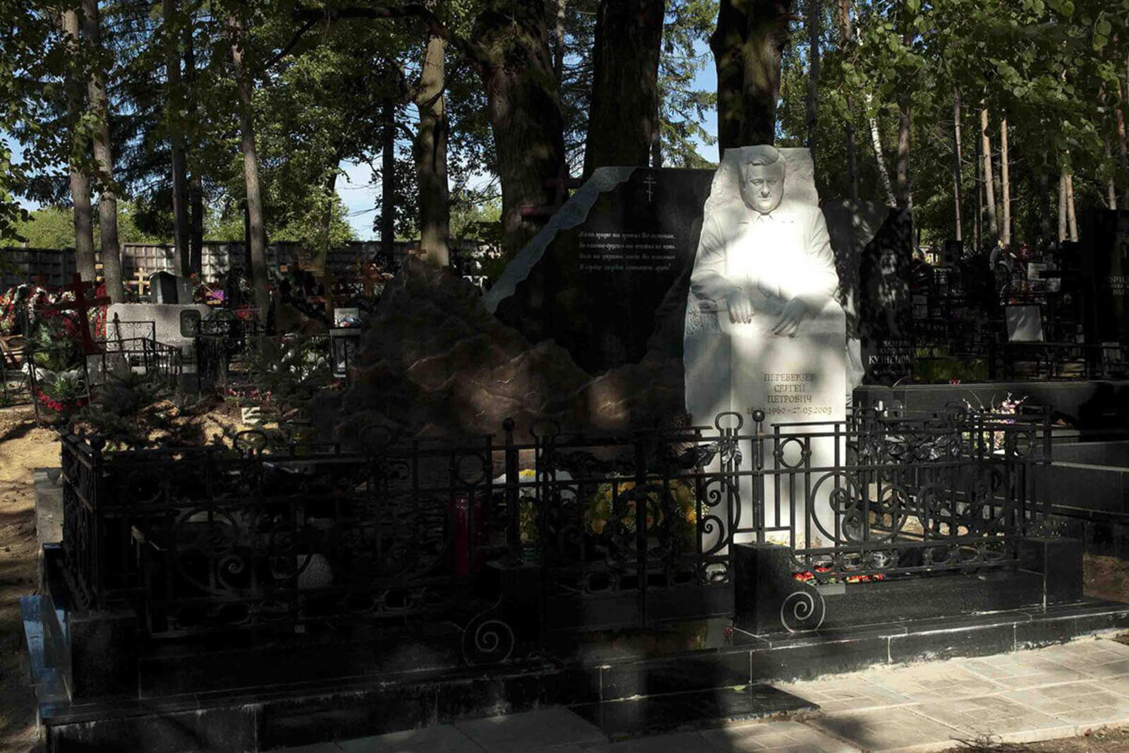 mramornyj-monument-na-troekurovskom-kladbiwe-8