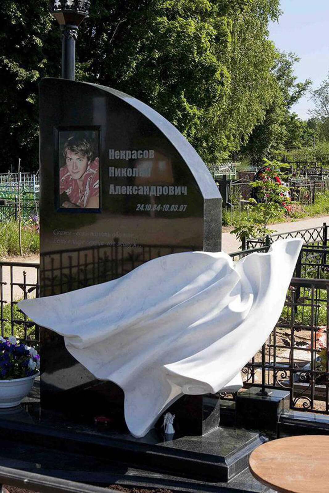 nadgrobnyj-kompleks-molodomu-cheloveku-4